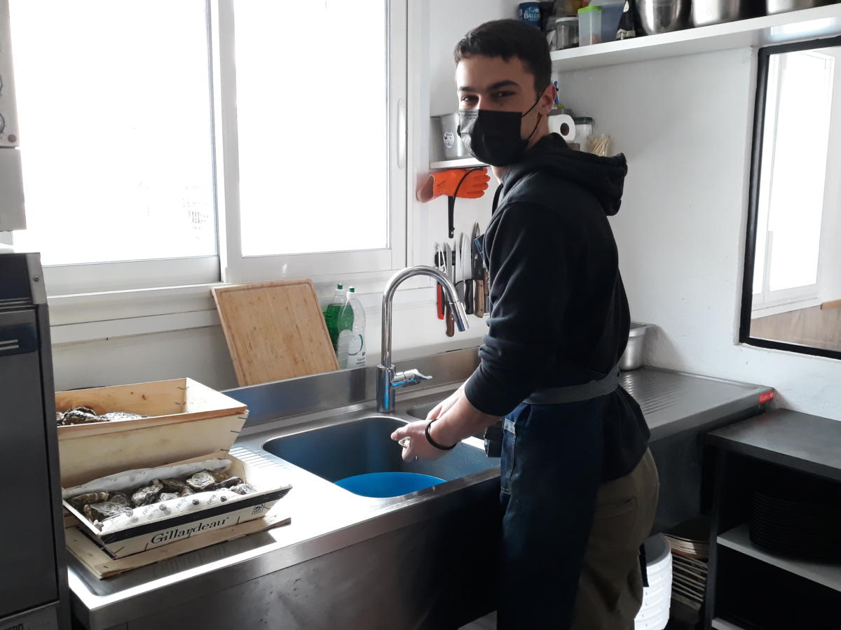 21-12-20 Titouan, à la tête du bar de l’huître à Narbonne