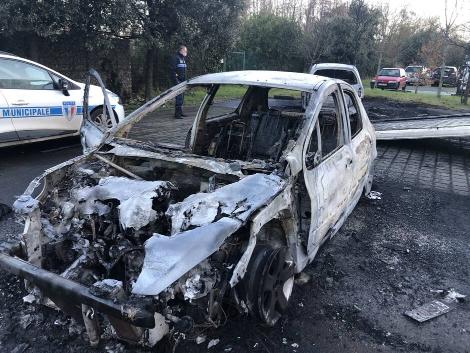 carcasse voiture brulée