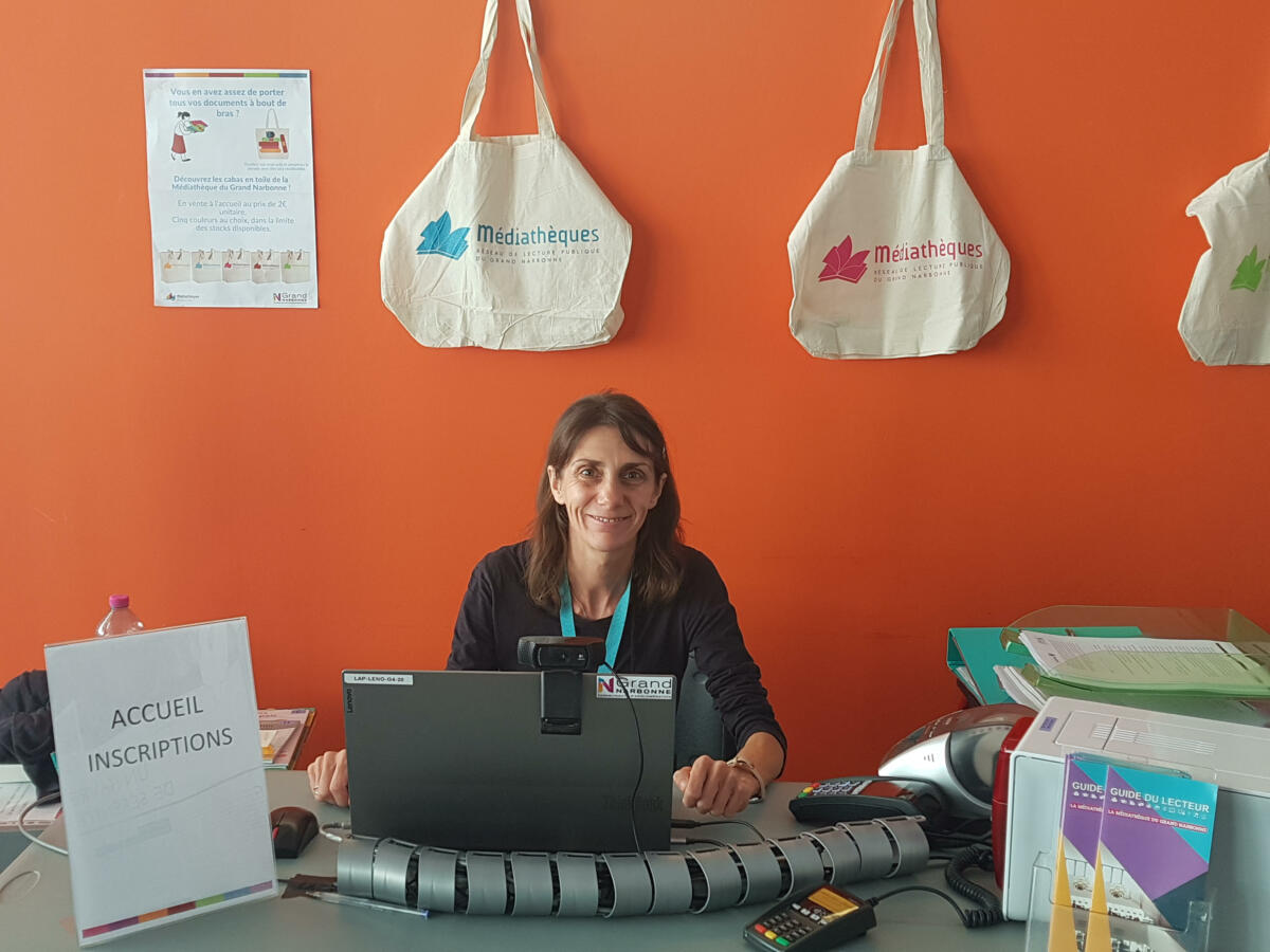 25-09-23 : Audrey CLANET, agent du patrimoine à l’accueil de la médiathèque de Narbonne
