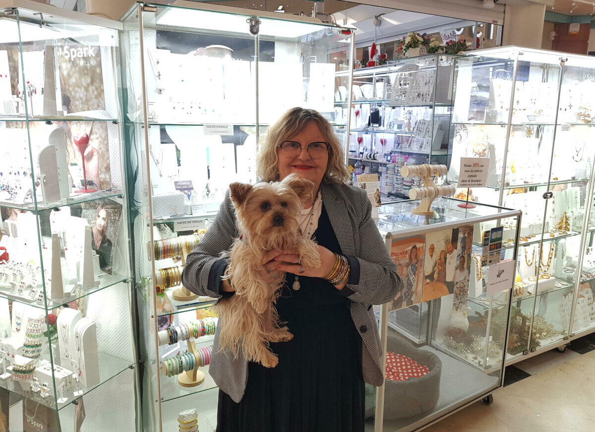 28-11-25 : Marie- France TARDAT, à la tête de la boutique Ô Bijoux de Marie dans la galerie Carrefour Bonne Source à Narbonne