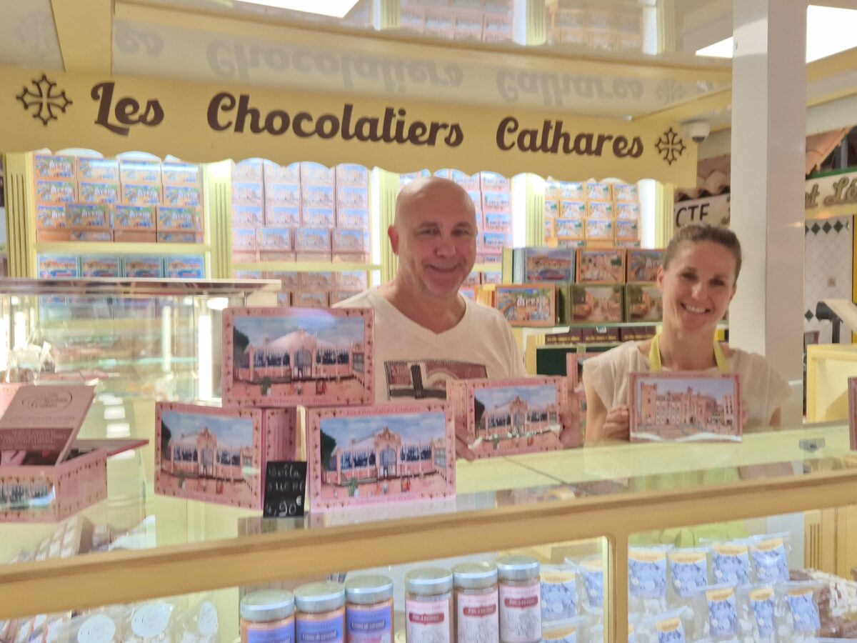 29-07-25 : Youcef OSMANI, maitre chocolatier, et Sophie PASTRE, vendeuse chez les Chocolatiers Cathares aux Halles de Narbonne