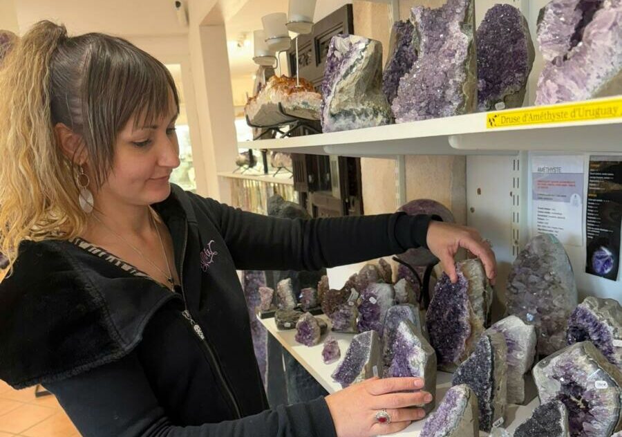 24-06-26 : Ieva BIROT, à la tête de la Boutique j&rsquo;Emmes les Minéraux au Domaine de la Source à Bizanet