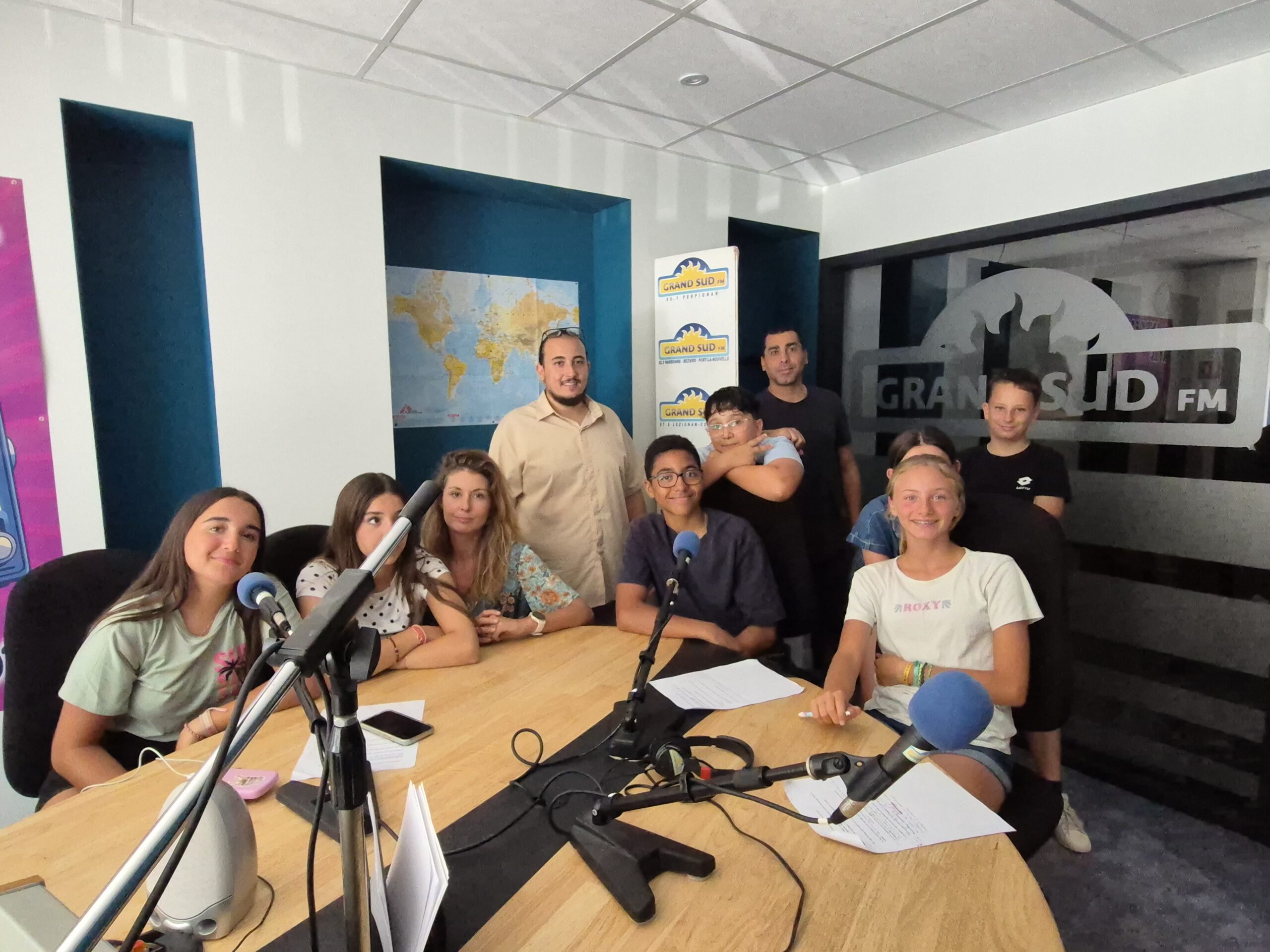 01-07-26 : Elsa Depresle, directrice de l&rsquo;accueil Spot&rsquo; Jeunes de la ville de Narbonne, mais aussi Mehdi, animateur et 6 jeunes